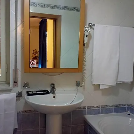 Thaire Hotel 2*