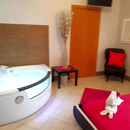 Thaire Hotel 2*