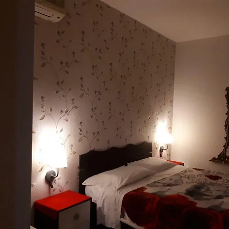 Thaire Hotel 2*